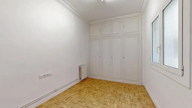 Vivienda en quinta planta con vistas panorámicas, luminosa, con 5 amplias habitaciones. — 38