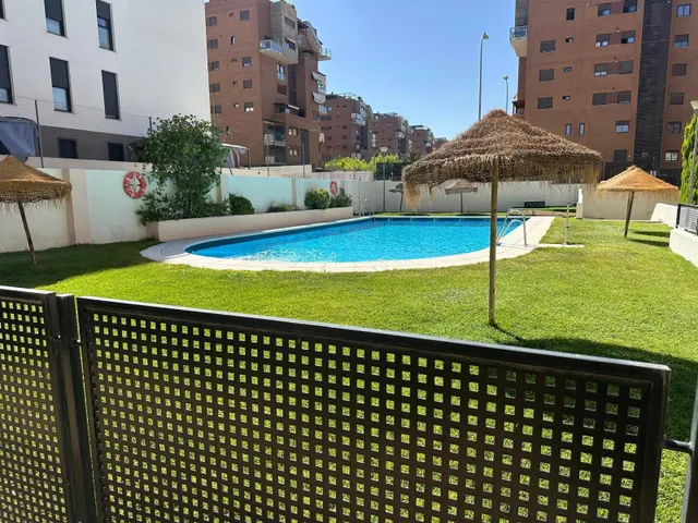 PISAZO DE ESTUDIANTES CON PISCINA — 12