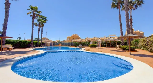 Casa con jardín privado, solárium y gran potencial en Ciudad Quesada — 2