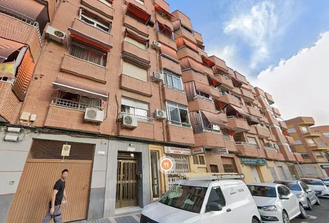SE VENDE piso OKUPA en C Calle Medico Antonio Soler Garcia 2 - foto 4