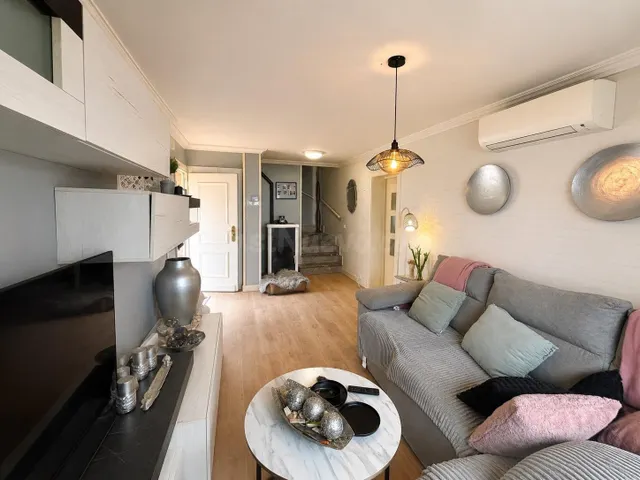 ¡Lista para entrar a vivir! Vivienda reformada con excelente - foto 3