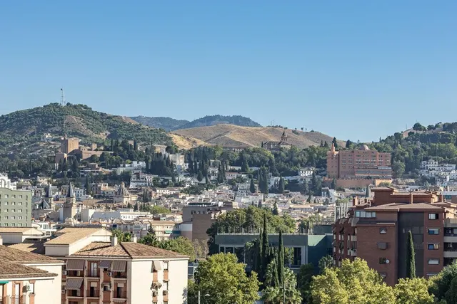PISO REFORMADO CON VISTAS PANORÁMICAS A UN PASO DEL CENTRO DE GRANADA — 3