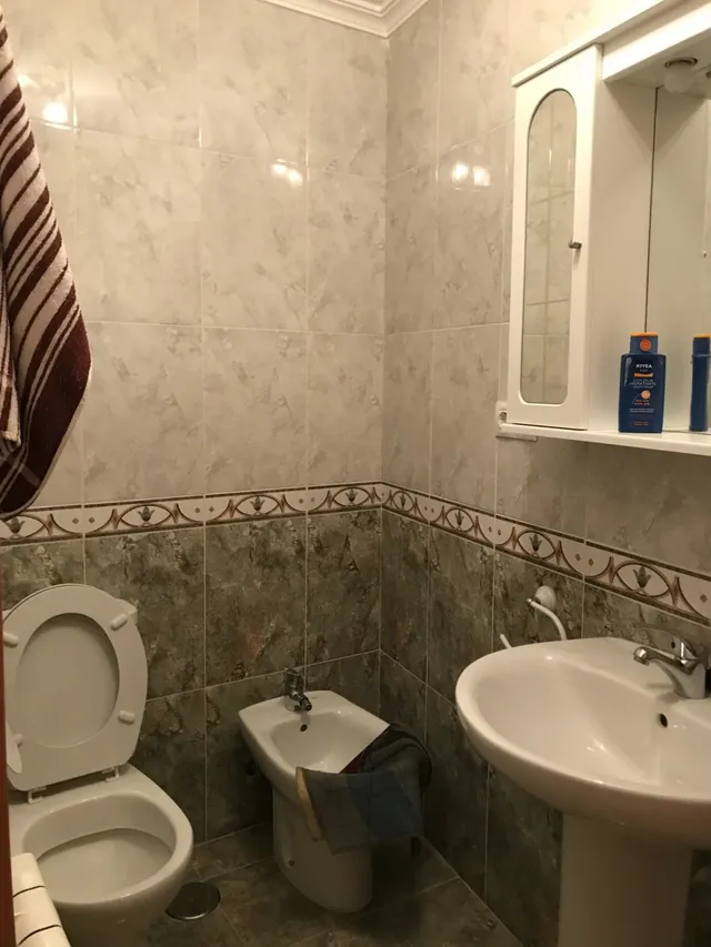 Se vende amplio piso en el centro, cocina, salón, 3 hab., 3 baños, trastero y garaje. Para entrar . — 11