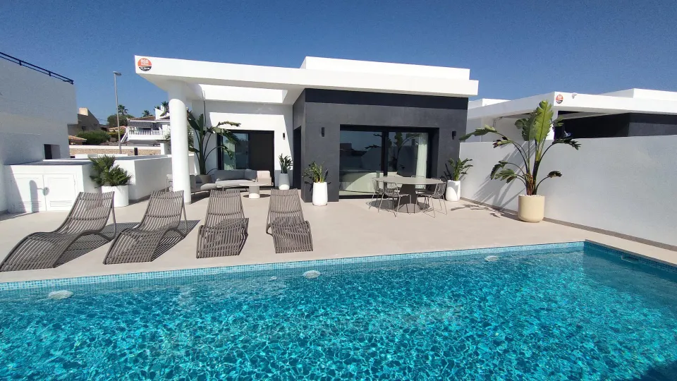 Moderna villa de lujo con 4 dormitorios y piscina privada con vistas a la montaña en Ciudad Quesada(Alicante)