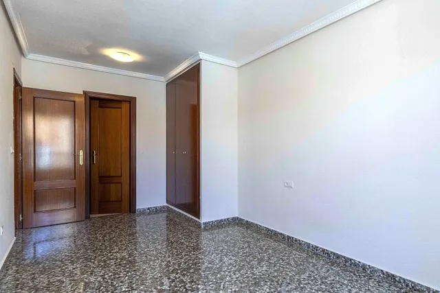Amplia vivienda de 4 dormitorios con garaje, trastero y metro a pocos minutos — 41