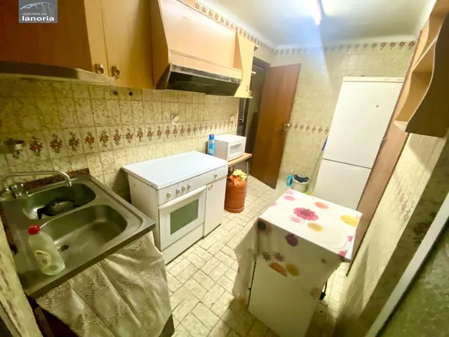 Grupo la Noria VENDE piso CON ascensor para REFORMAR y cochera individual con vado. 3 habitaciones, 1 baño. — 8