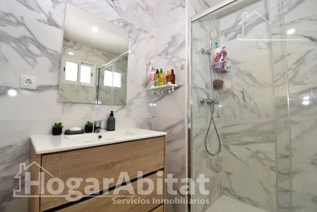 Amplitud y luz mediterránea en este piso totalmente reformado con terraza en Oliva — 33