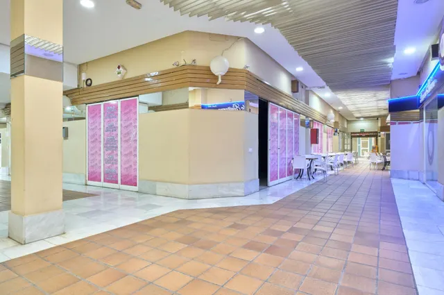 Gran Oportunidad. Local comercial en planta baja en Centro Comercial Puertas de Sevilla — 9