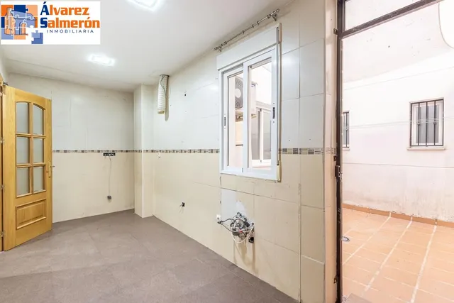 Piso con garaje, trastero y excelente ubicación en Huétor Vega — 7