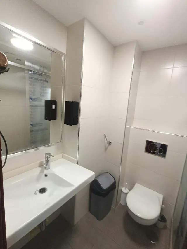 Piso de 4 dormitorios con licencia turística en La Luz, Málaga — 12