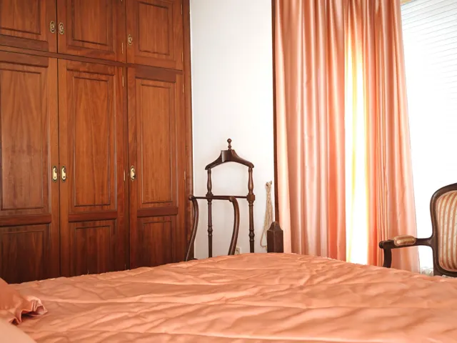 CHALET en perfecto estado conservación, con gran FINCA y a diez minutos del CENTRO de Santiago. — 38