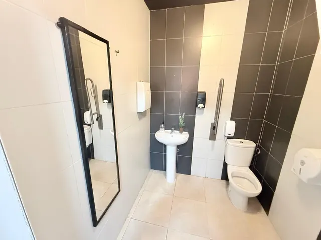¡Tu negocio en el foco de atención! Local comercial de 97 m2 muy luminoso en Carolinas Bajas — 14