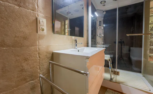 Chalet independiente de una planta con apartamento, piscina y parcela urbana de 2.800 m2 — 29