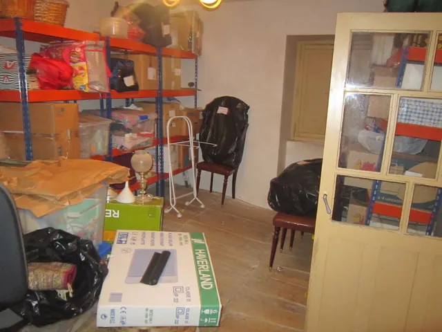 SE VENDE CASA DE VERANO EN EL CENTRO DE VALENCIA DE DON JUAN, PEQUEÑO PATIO. — 18