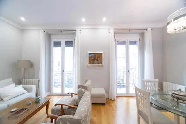 REFORMADO, TRES habitaciones, DOS BAÑOS, ASCENSOR, RUZAFA - foto 2