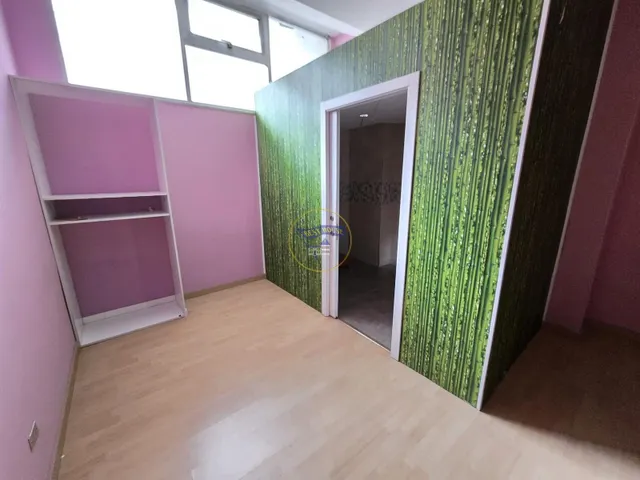 Amplio local comercial en zona de paso — 23