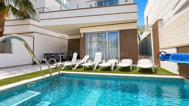 Chalet independiente moderno con piscina climatizada y jacuz