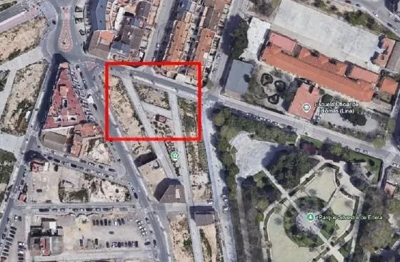 PARCELA URBANA PARA CONSTRUIR UNA CASA JUNTO AL PARQUE DE LA - foto 2