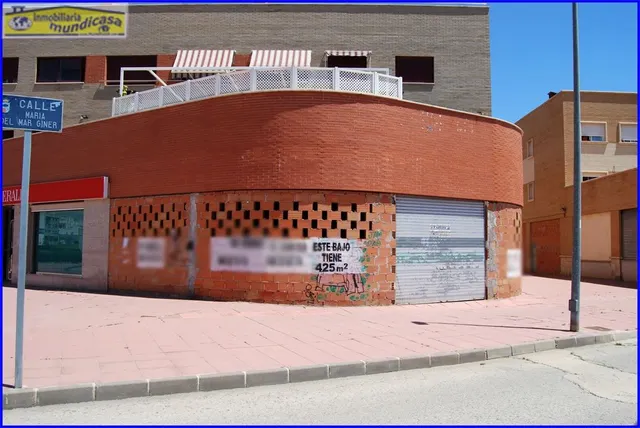 Amplio local comercial en planta baja y sótano con fachada a carretera — 3