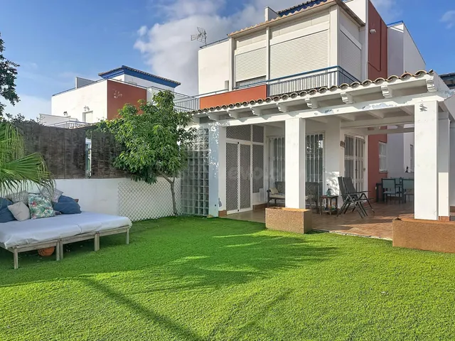 Chalet pareado con gran semisótano, jardín privado, garaje y