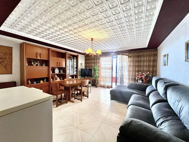 Amplio apartamento (aprox. 90 m2 - 2.ª planta) en primera línea de Playa del Acequión. Gran balcón con vistas al mar (suroeste), piscina comunitaria, cerca del centro, y directamente en la playa. — 7