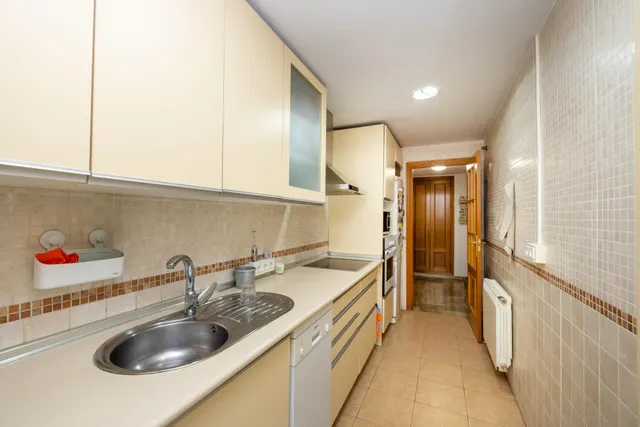 Piso de dos dormitorios en Sanders, en urbanización privada con piscina, pistas de padel, plaza de garaje y trastero — 7