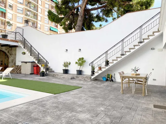 Chalet adosado en venta en Calle de Regàs — 38