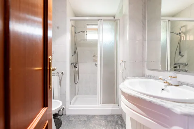 Piso amplio con 4 habitaciones y luminoso con terraza en zona tranquila y ajardinada. — 21