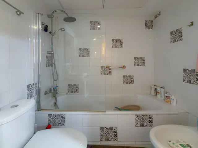 Amplio apartamento con 3 dormitorios y gran terraza con vistas a la piscina + Garaje incluido en el precio — 23