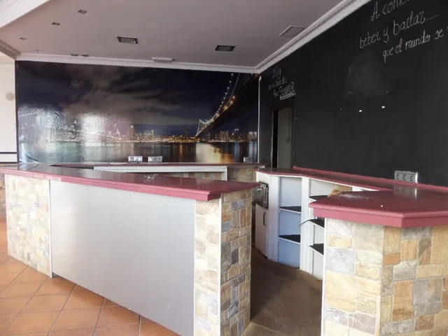 Estupendo local comercial en venta y en alquiler en plena calle Ramón y Cajal — 4