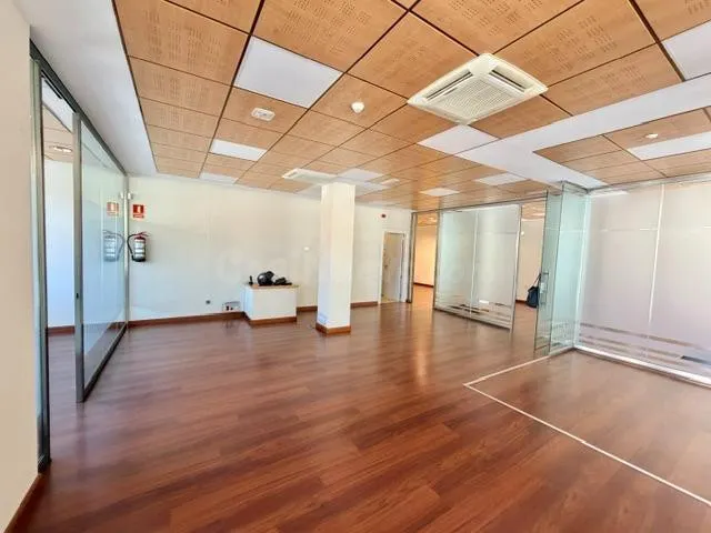 LOCAL EN UNA PLANTA, EN ESQUINA, ACONDICIONADO