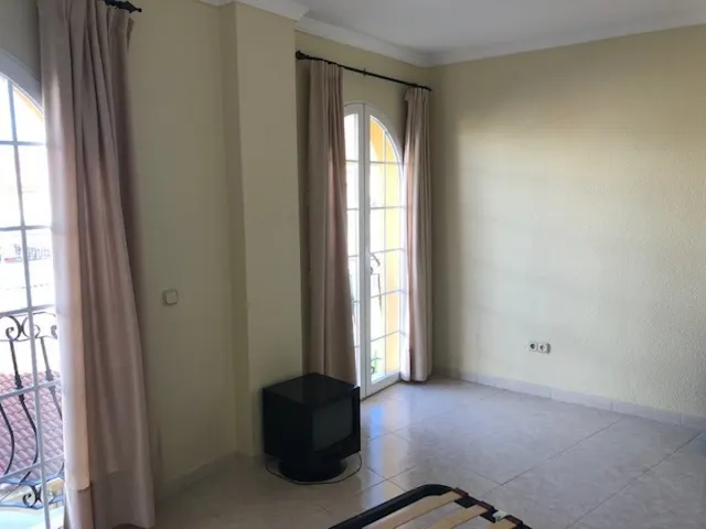 Edificio con piso dúplex y local en planta baja en el centro de Alhaurin de la Torre. — 18