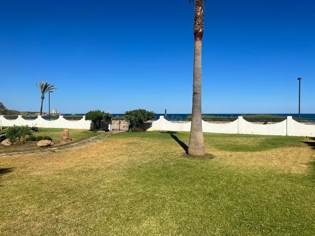 Primera línea de playa: Espectacular adosado con piscina, jardín y 4 habitaciones — 25