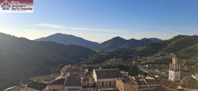 CASA DE DOS PLANTAS EN SELLA CON BUARDILLA — 25
