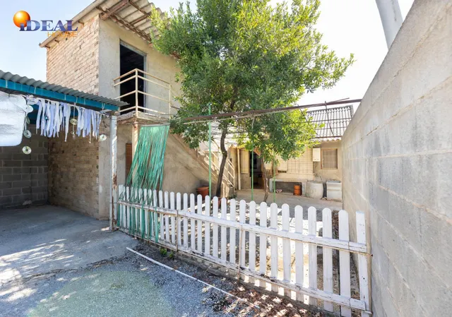 ¡CASA EN UNA SOLA PLANTA, CREA TU VIVIENDA IDEAL EN ALBOLOTE! Casa en una sola planta con patio, garaje y un gran potencial. — 2