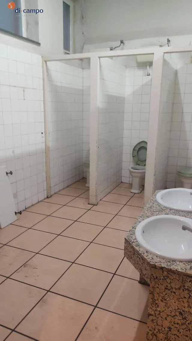 AMPLIO LOCAL EN VENTA, PASEO SAN ISIDRO, VALLADOLID. FACHADA A TRES CALLES. — 25