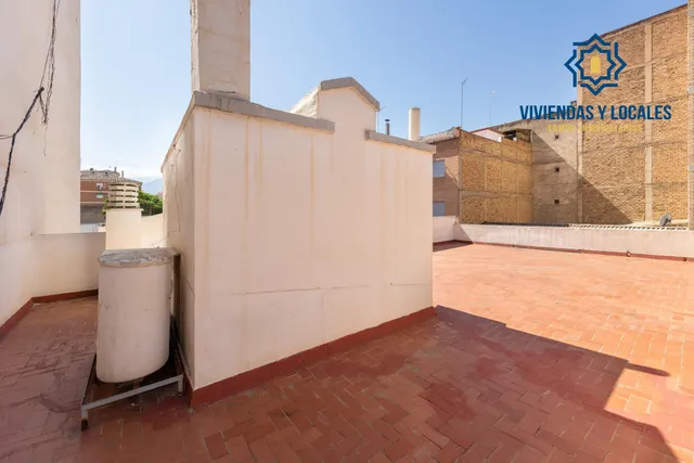 Local + vivienda en Avda. Cadiz — 33