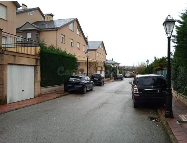 SE VENDE casa adosada OKUPA en C Lomas De San Roque 18 de Mo - foto 3