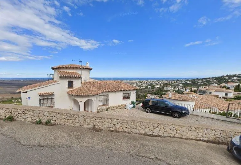 SE VENDE casa OKUPADA en C Geranios 32 de Pego (Alicante)