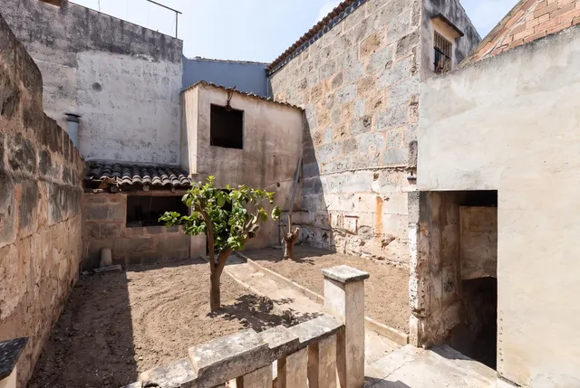 ADOSADO CON PATIO EN EL CENTRO DE LLUCMAJOR PARA REFORMAR — 46
