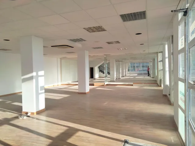 Espectacular local comercial de 420 m2 en una ubicación estr - foto 2