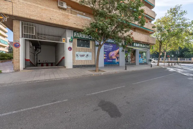 Plaza de garaje cerrado con estanterías en parque Genil cerca de Hospital La Inmaculada — 23