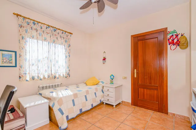 AMPLIA VIVIENDA EN CHAUCHINA CON PISCINA — 41
