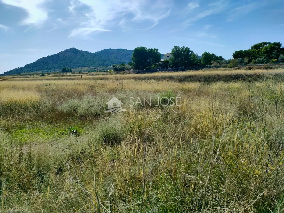 SE VENDE TERRENO RURAL CON POSIBILIDAD DE ALBERGUE EN LA ROMANA