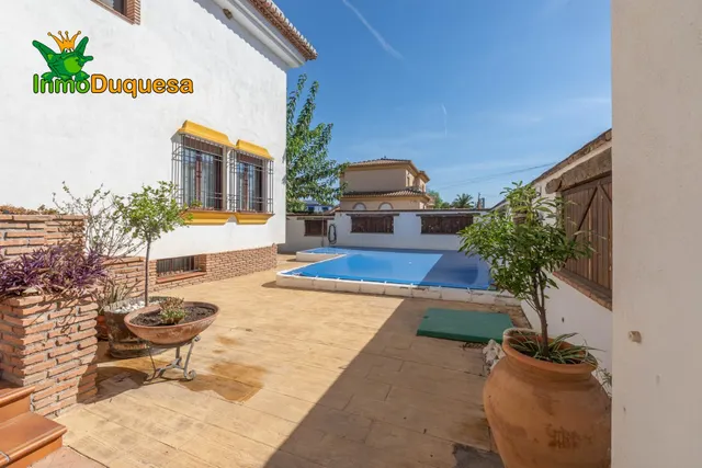 CHALET dividido en dos viviendas con piscina y zona ajardinadas. — 50