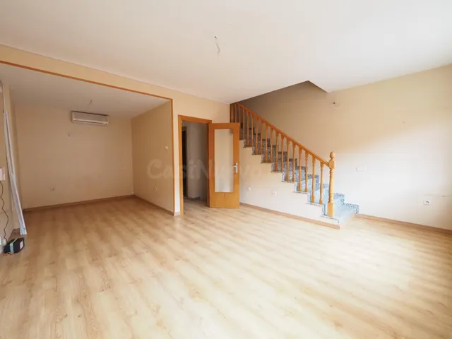 SE VENDE CASA ADOSADA EN TERRASSA, ZONA ROC BLANC - foto 2