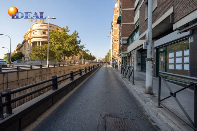 A9508K2. Local comercial en Avda. Madrid, frente a la antigua Facultad de Medicina. — 9