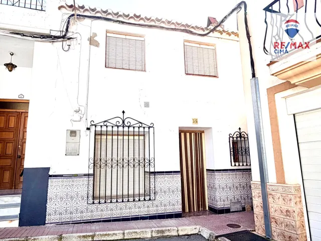 SE VENDE BONITA CASA EN EL CENTRO DE CÚLLAR BAZA