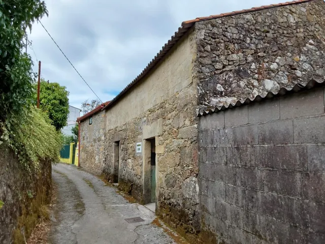 SE VENDE CASA PARA REFORMAR EN BOIRO CON LOCAL COMERCIAL