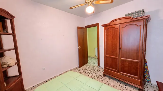 ¡estupendo piso con balcón y ascensor junto a plaza de los jardinillos! — 18